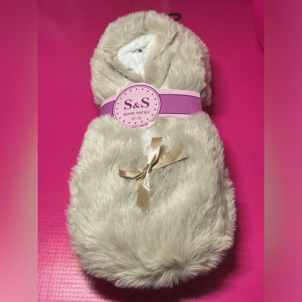 Woman’s Slippers 
Size 6-9
